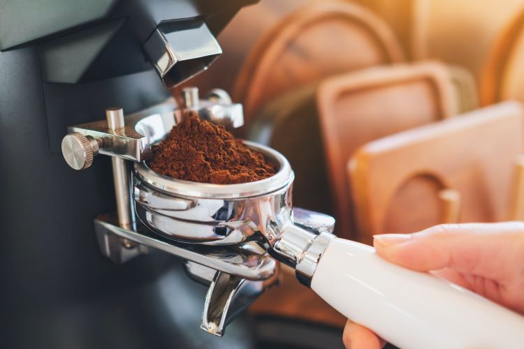 วิธีบดเมล็ดกาแฟที่บ้านเพื่อให้ได้กาแฟคุณภาพระดับบาริสต้าทุกเช้า